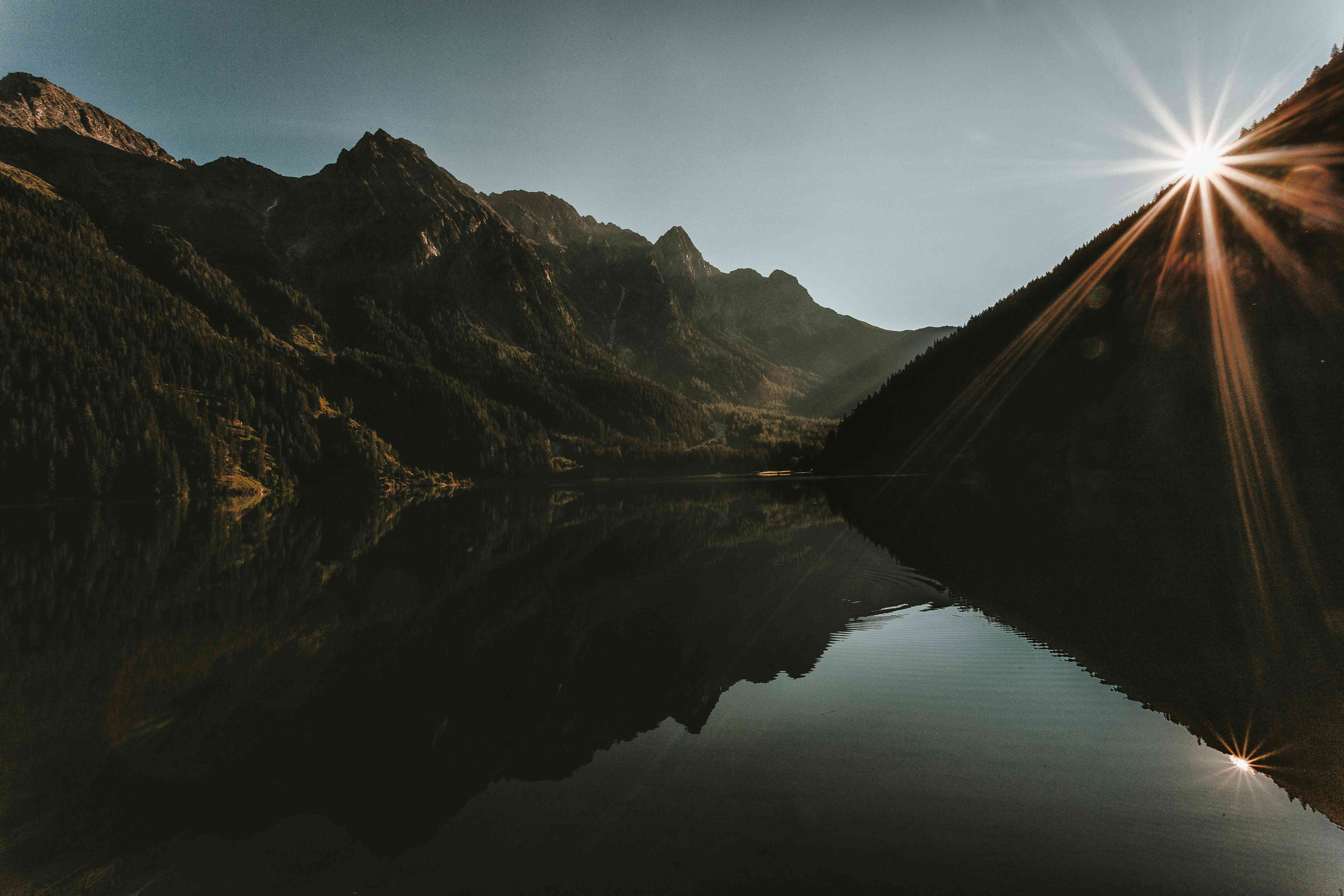 Mountain Lake Wallpaper HD - Sunrise Reflection 4K | MirrorLog